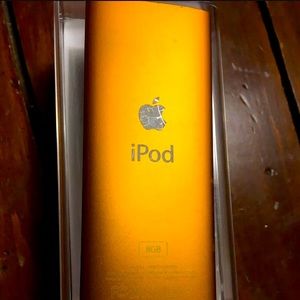 Apple iPod nano 4th Generation Orange (8 GB) Bundle used